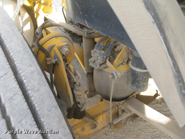 image for item DC2454 2004 Freightliner Columbia grain truck