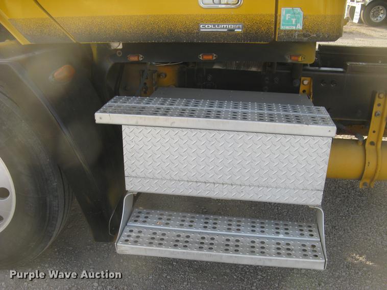 image for item DC2454 2004 Freightliner Columbia grain truck