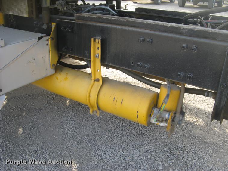 image for item DC2454 2004 Freightliner Columbia grain truck