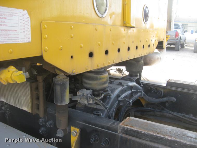 image for item DC2454 2004 Freightliner Columbia grain truck