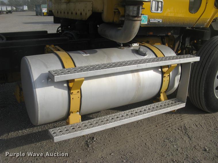 image for item DC2454 2004 Freightliner Columbia grain truck