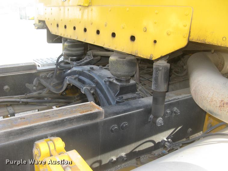 image for item DC2454 2004 Freightliner Columbia grain truck