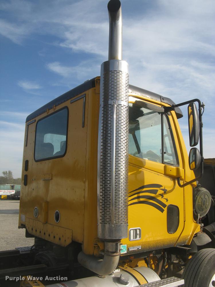 image for item DC2454 2004 Freightliner Columbia grain truck