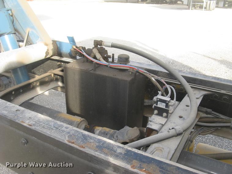 image for item DC2454 2004 Freightliner Columbia grain truck