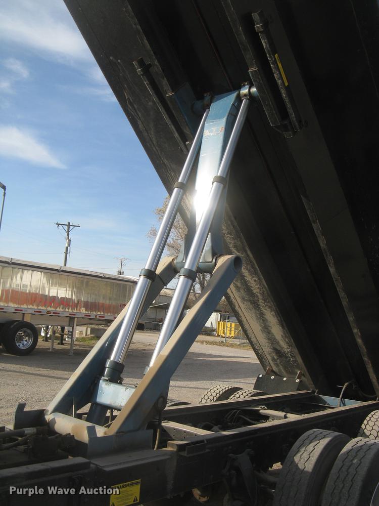 image for item DC2454 2004 Freightliner Columbia grain truck