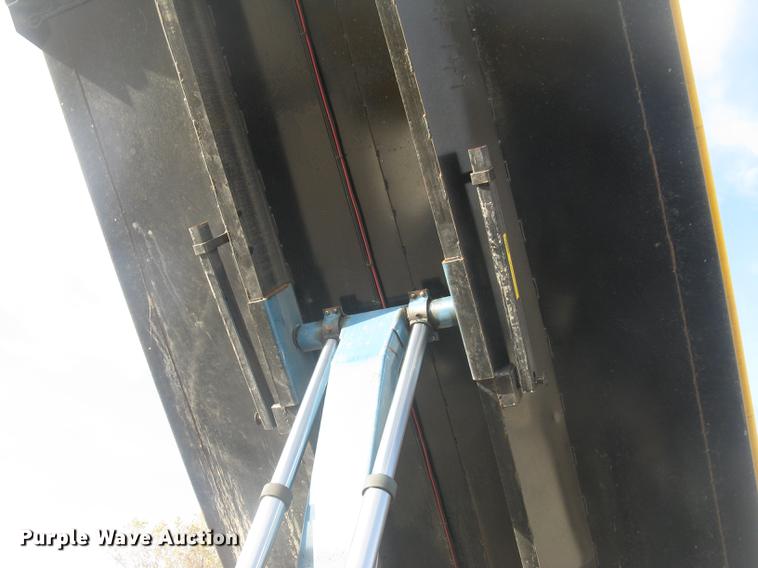 image for item DC2454 2004 Freightliner Columbia grain truck