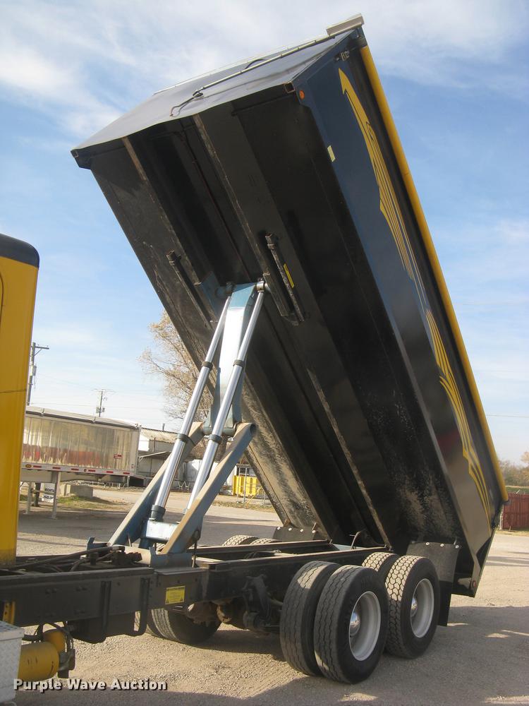 image for item DC2454 2004 Freightliner Columbia grain truck