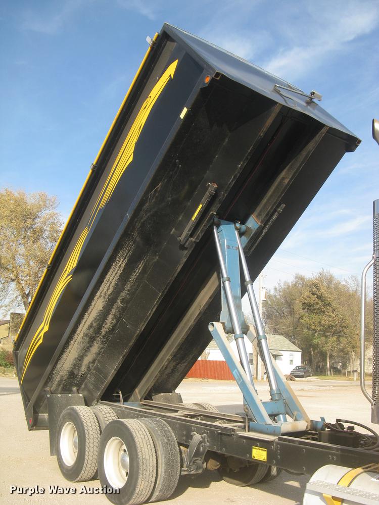 image for item DC2454 2004 Freightliner Columbia grain truck