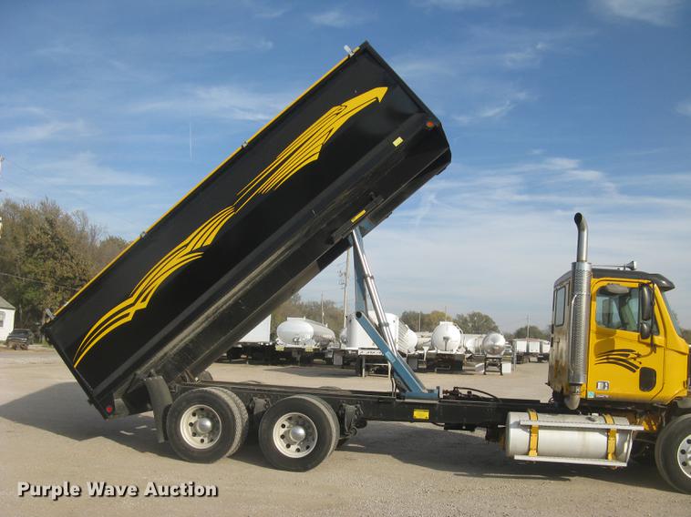 image for item DC2454 2004 Freightliner Columbia grain truck