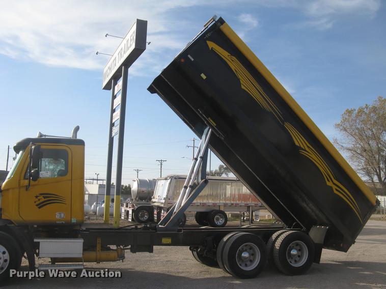 image for item DC2454 2004 Freightliner Columbia grain truck