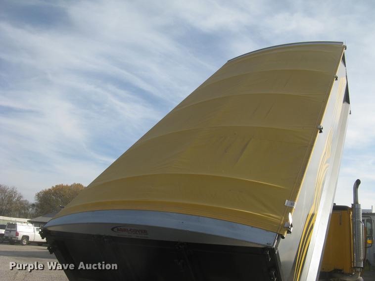 image for item DC2454 2004 Freightliner Columbia grain truck