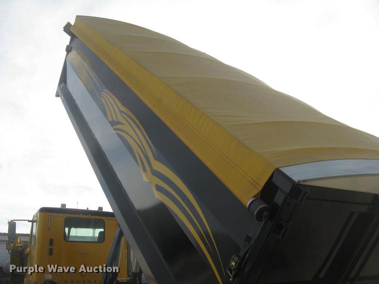 image for item DC2454 2004 Freightliner Columbia grain truck