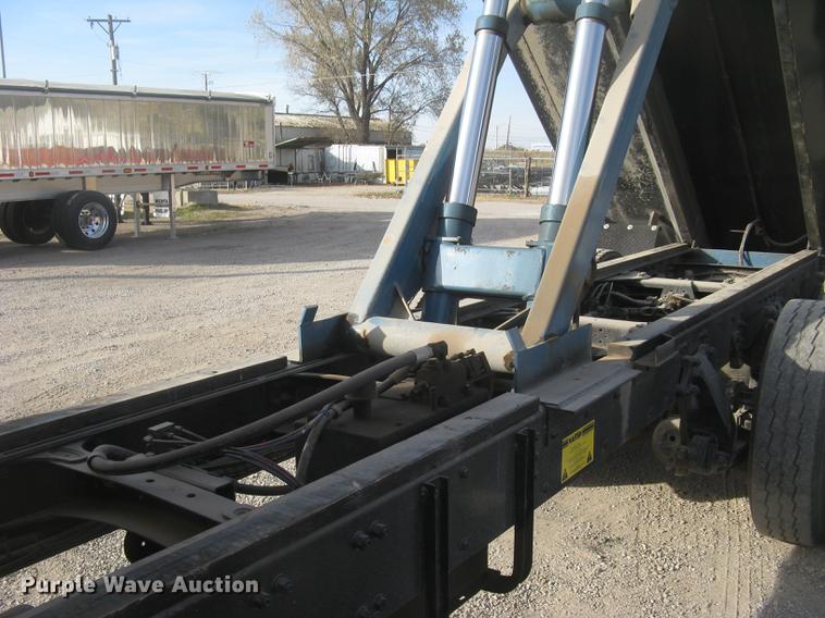 image for item DC2454 2004 Freightliner Columbia grain truck