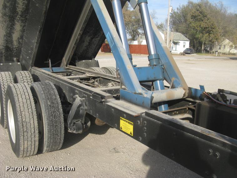 image for item DC2454 2004 Freightliner Columbia grain truck