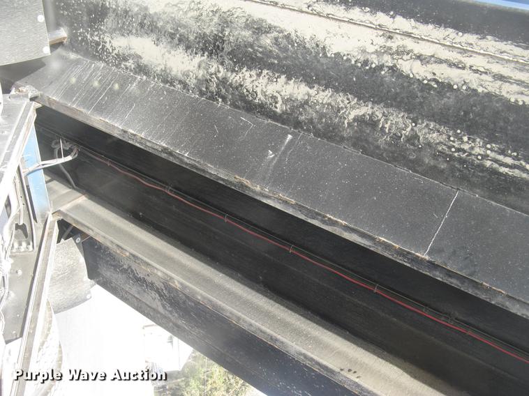 image for item DC2454 2004 Freightliner Columbia grain truck