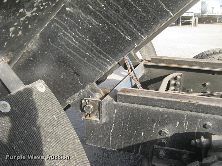 image for item DC2454 2004 Freightliner Columbia grain truck