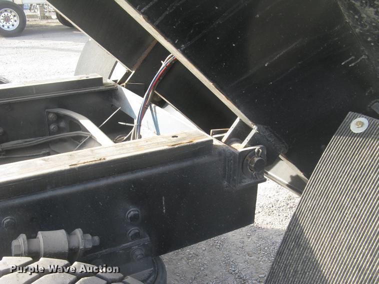 image for item DC2454 2004 Freightliner Columbia grain truck