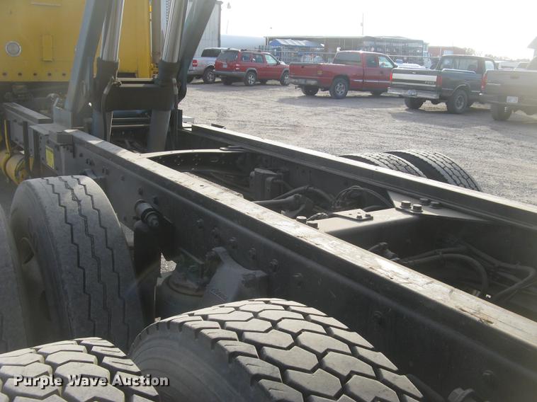 image for item DC2454 2004 Freightliner Columbia grain truck