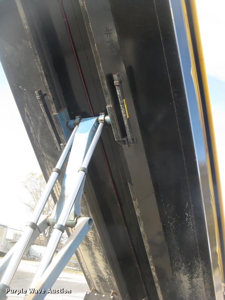 image for item DC2454 2004 Freightliner Columbia grain truck