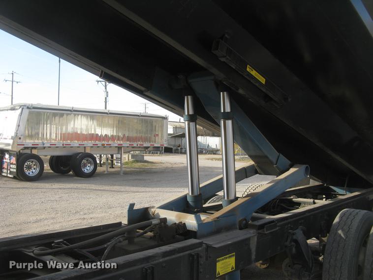 image for item DC2454 2004 Freightliner Columbia grain truck