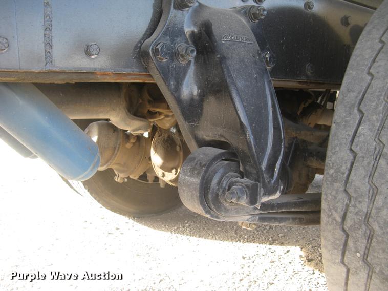 image for item DC2454 2004 Freightliner Columbia grain truck