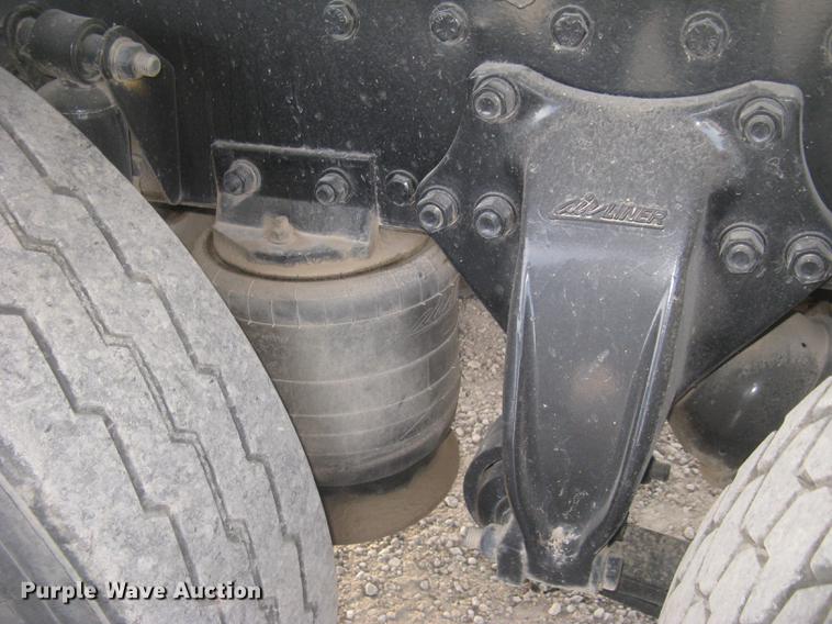 image for item DC2454 2004 Freightliner Columbia grain truck