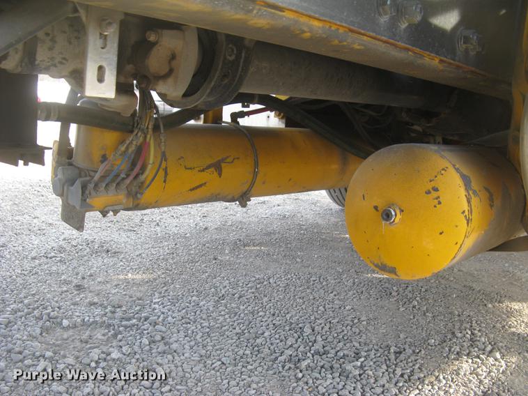 image for item DC2454 2004 Freightliner Columbia grain truck