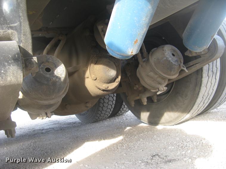 image for item DC2454 2004 Freightliner Columbia grain truck