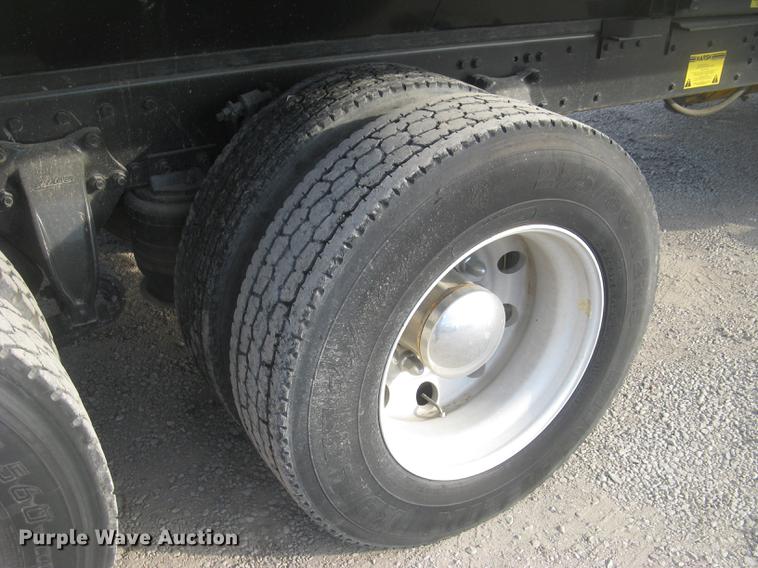 image for item DC2454 2004 Freightliner Columbia grain truck