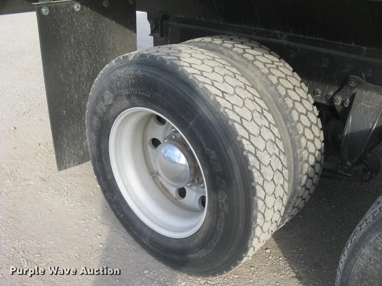 image for item DC2454 2004 Freightliner Columbia grain truck