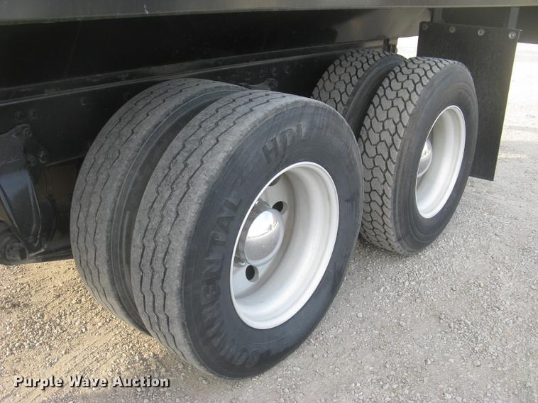 image for item DC2454 2004 Freightliner Columbia grain truck