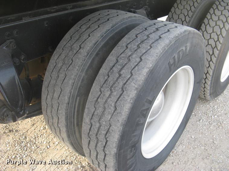 image for item DC2454 2004 Freightliner Columbia grain truck