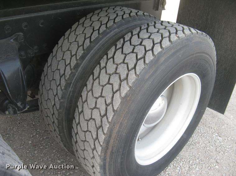 image for item DC2454 2004 Freightliner Columbia grain truck