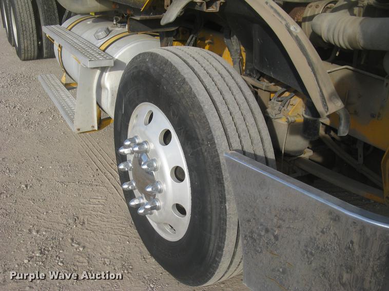 image for item DC2454 2004 Freightliner Columbia grain truck