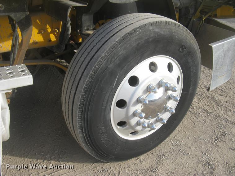 image for item DC2454 2004 Freightliner Columbia grain truck