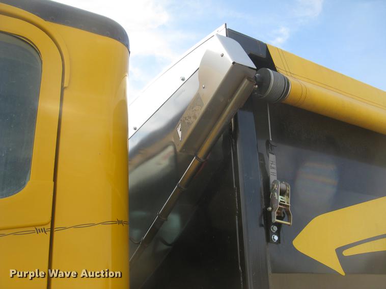 image for item DC2454 2004 Freightliner Columbia grain truck