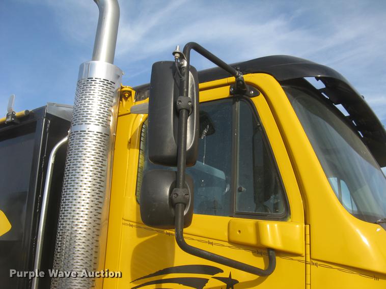 image for item DC2454 2004 Freightliner Columbia grain truck