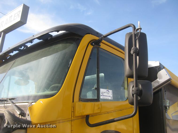 image for item DC2454 2004 Freightliner Columbia grain truck