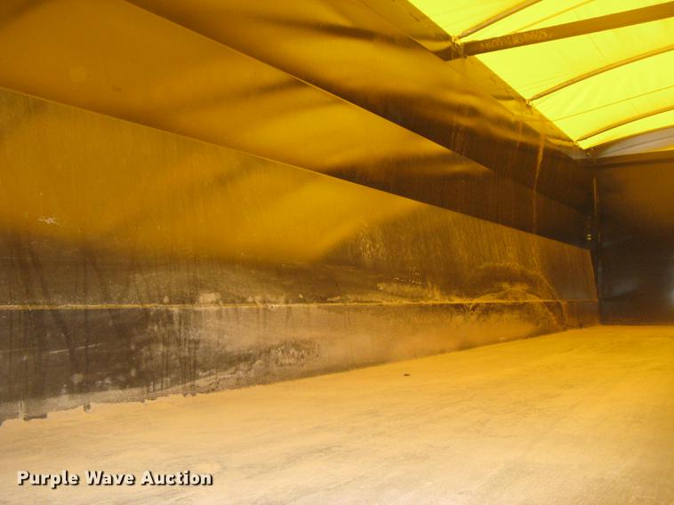 image for item DC2454 2004 Freightliner Columbia grain truck