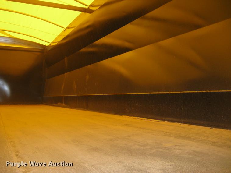 image for item DC2454 2004 Freightliner Columbia grain truck