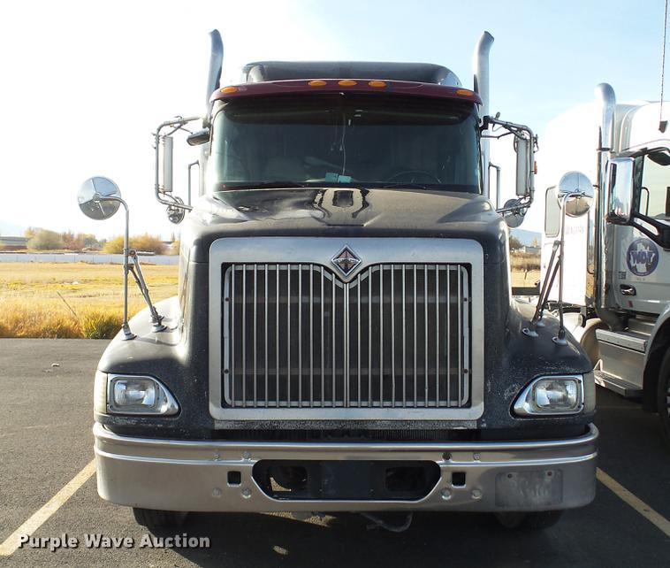image for item DC2522 2007 International 9400i semi truck