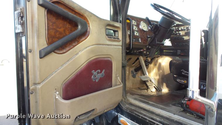 image for item DC2522 2007 International 9400i semi truck