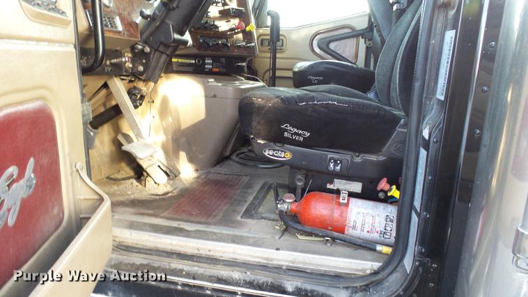 image for item DC2522 2007 International 9400i semi truck