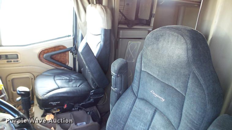 image for item DC2522 2007 International 9400i semi truck