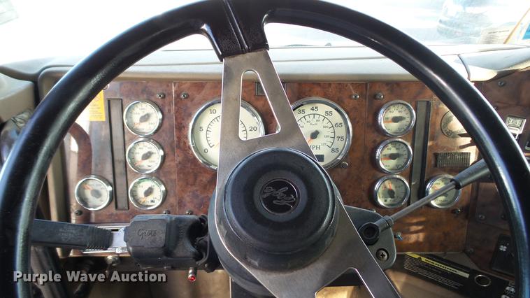 image for item DC2522 2007 International 9400i semi truck