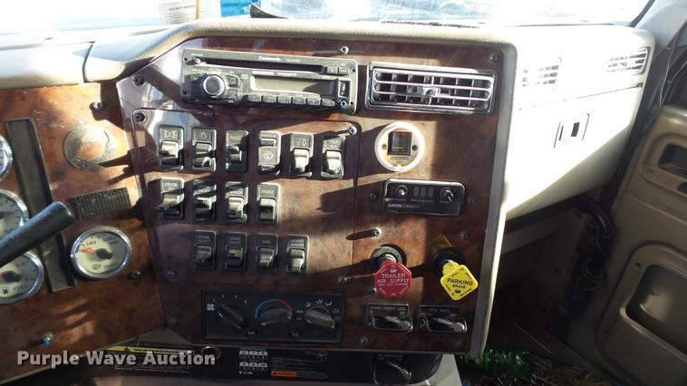 image for item DC2522 2007 International 9400i semi truck