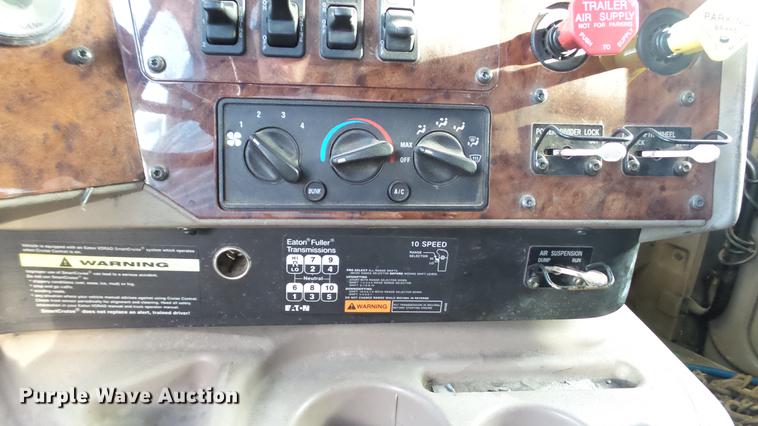 image for item DC2522 2007 International 9400i semi truck