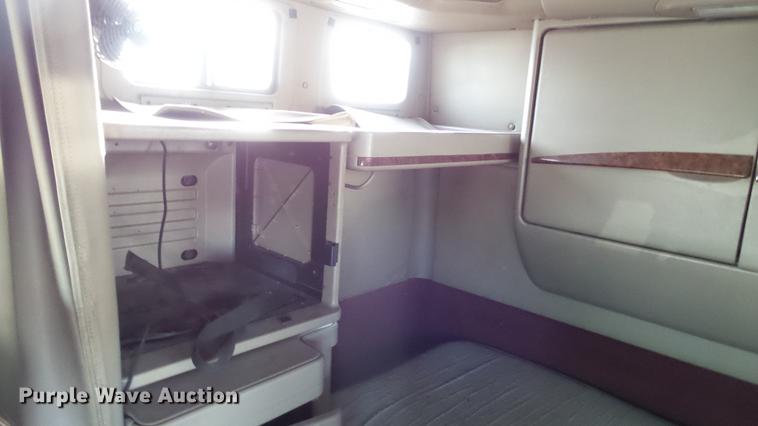 image for item DC2522 2007 International 9400i semi truck