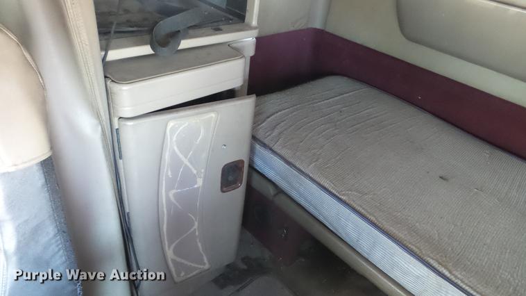 image for item DC2522 2007 International 9400i semi truck