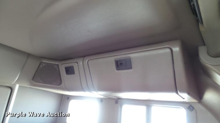 image for item DC2522 2007 International 9400i semi truck